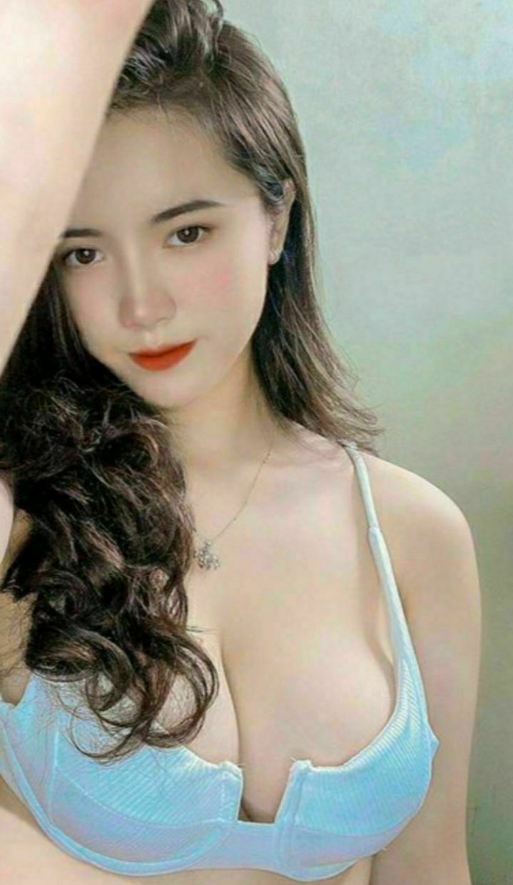 Anh chàng đeo kính và bạn gái đã đăng ký vào một chuỗi khách sạn và có khoảng thời gian vui vẻ. Anh ấy yêu cầu bạn gái mình mặc quần tất gợi cảm và thử nhiều tư thế khác nhau...