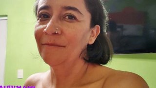 Hairy housewife gives handjob to small cock in homemade video